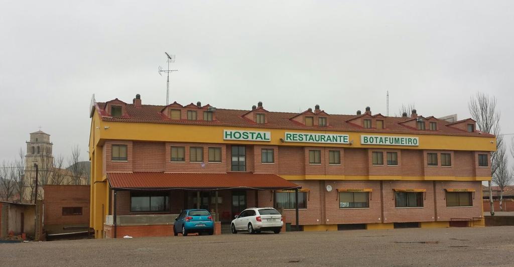 Hostal Botafumeiro Mota del Marques Bagian luar foto