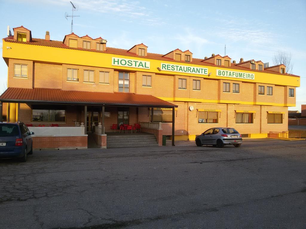 Hostal Botafumeiro Mota del Marques Bagian luar foto