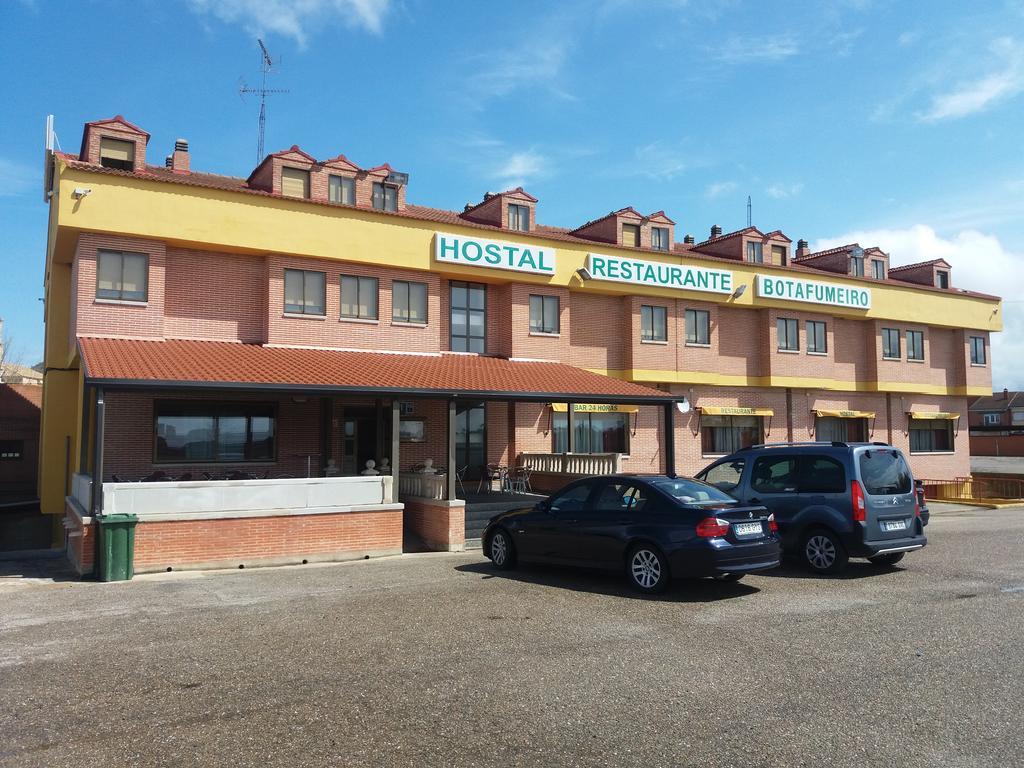 Hostal Botafumeiro Mota del Marques Bagian luar foto