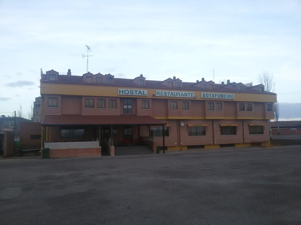 Hostal Botafumeiro Mota del Marques Bagian luar foto
